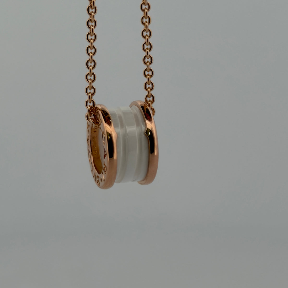 Collier Bulgari B01 or rose et céramique  bijou de luxe vue 3