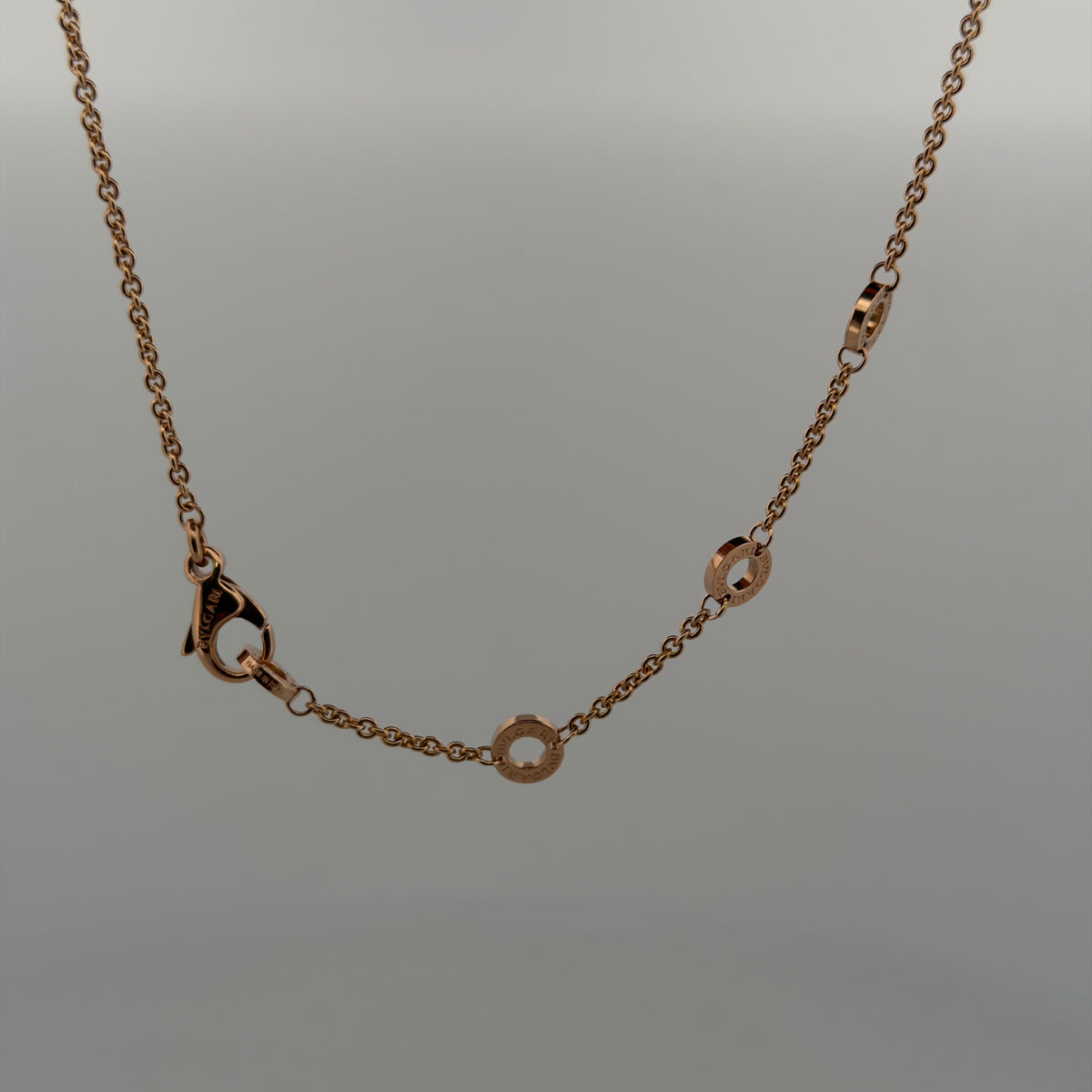 Collier Bulgari B01 or rose et céramique  bijou de luxe vue 4