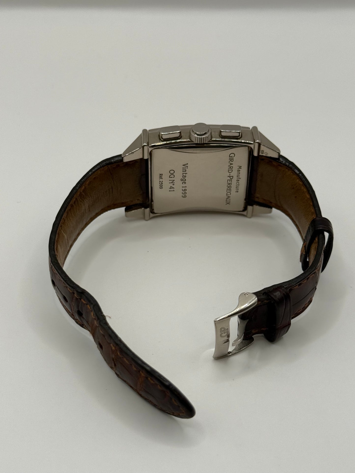 Girard Perregaux Vintage 1945 2599 montre de luxe vue 3