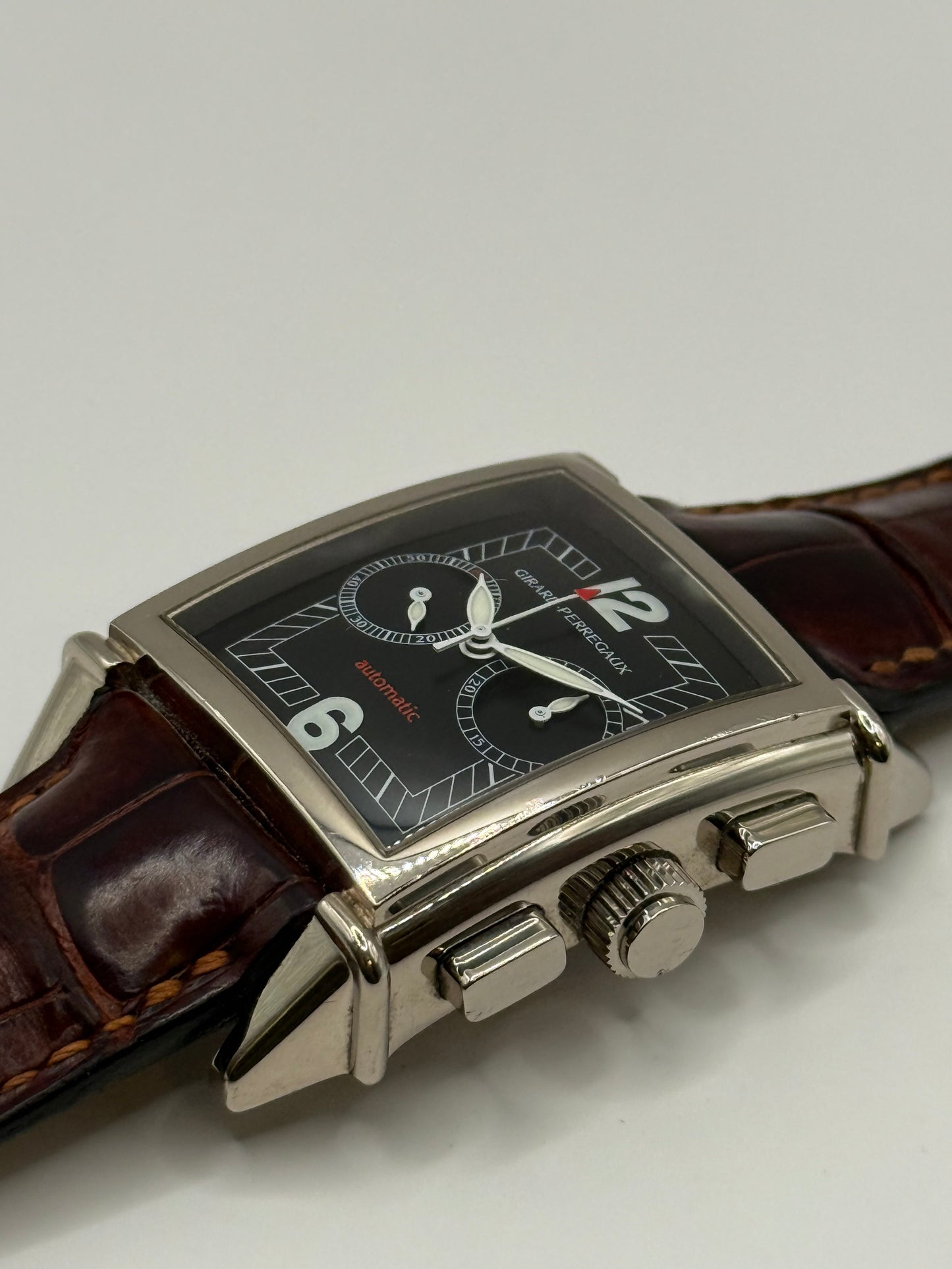 Girard Perregaux Vintage 1945 2599 montre de luxe vue 4