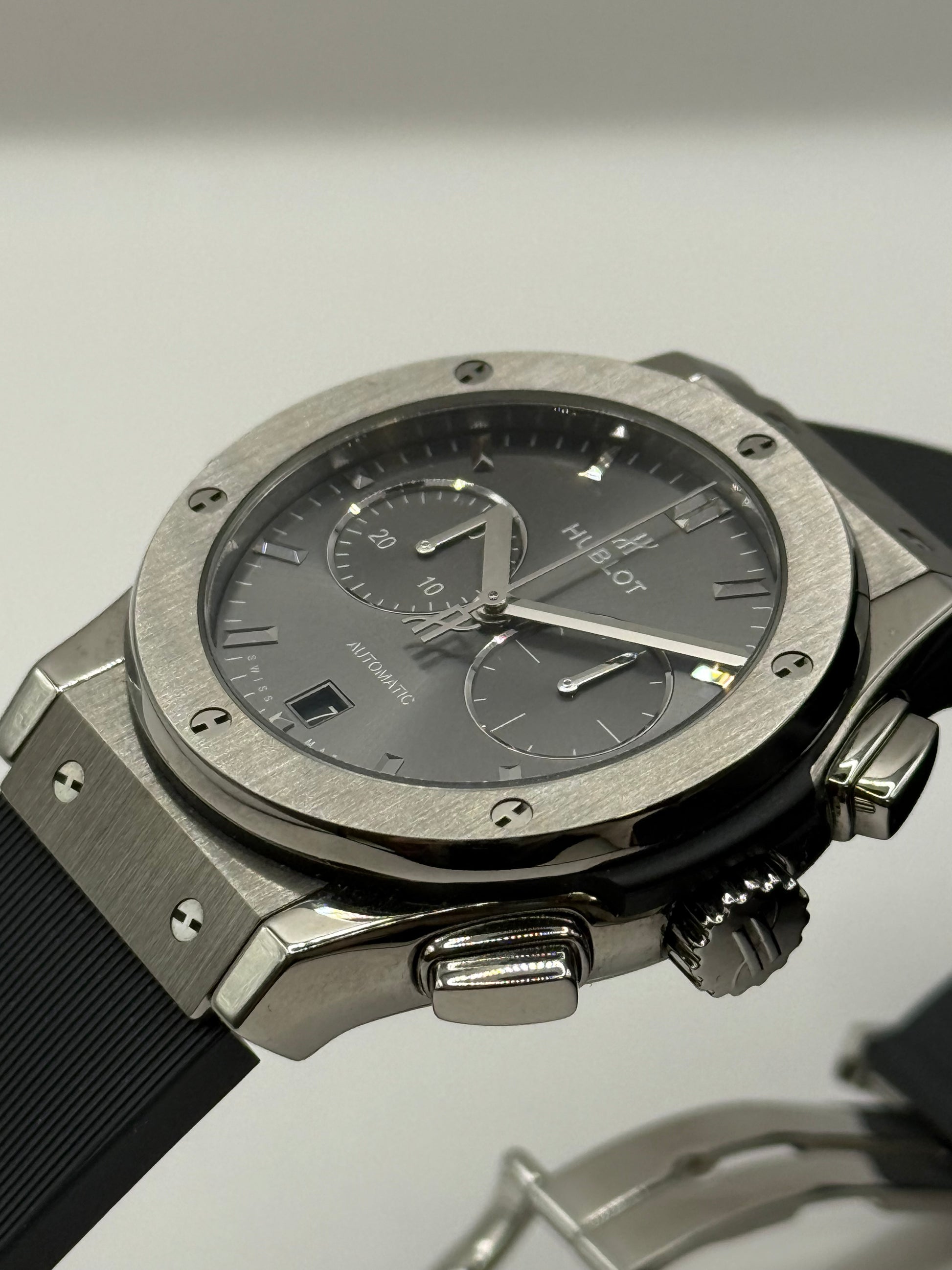 Hublot Classic Fusion  54.NX.7070.RX 42mm montre de luxe vue 4