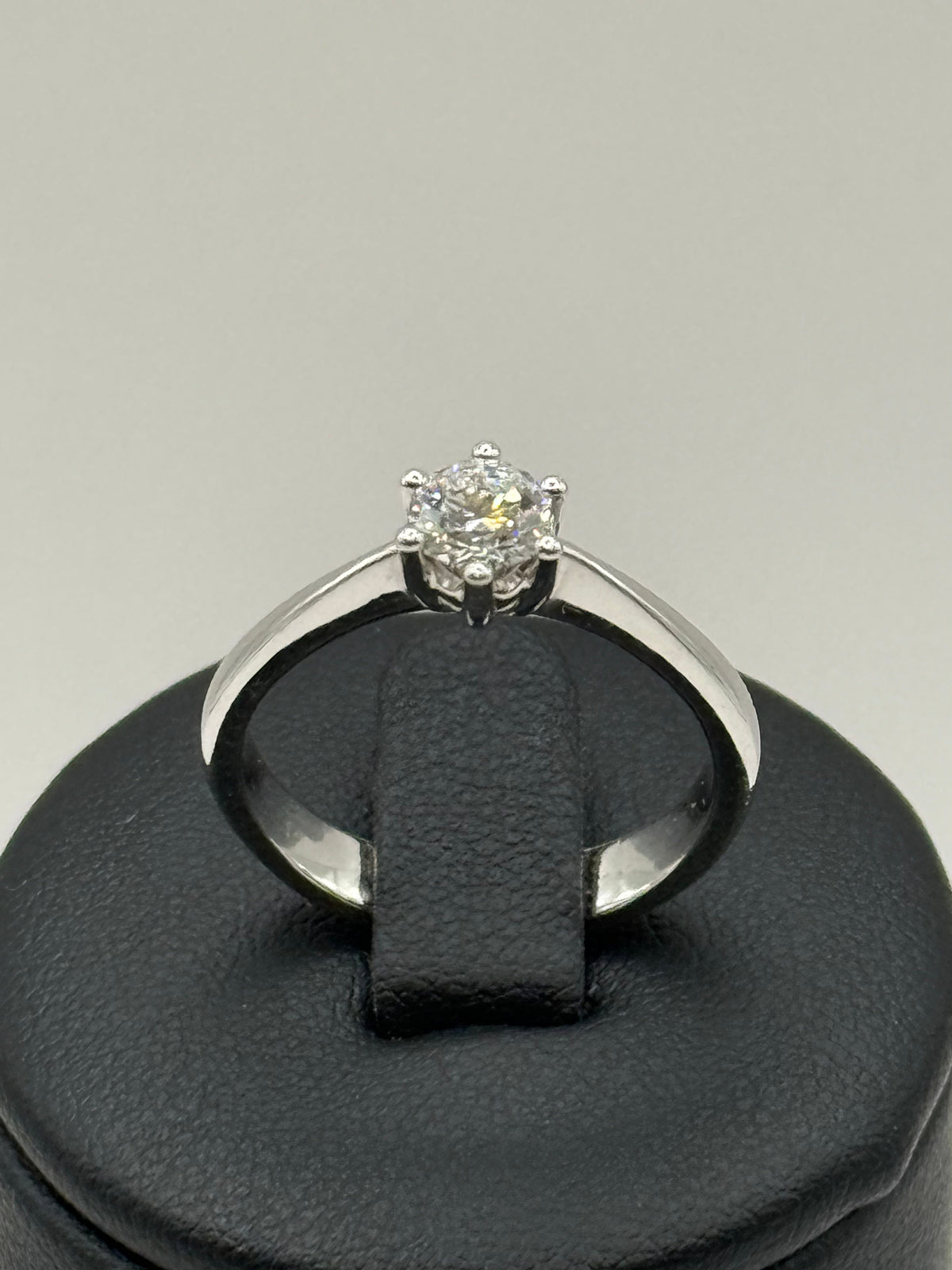 Bague solitaire Bucherer avec diamant certifié GIA  0.60 carat taille 57 or 18 carats bijou de luxe