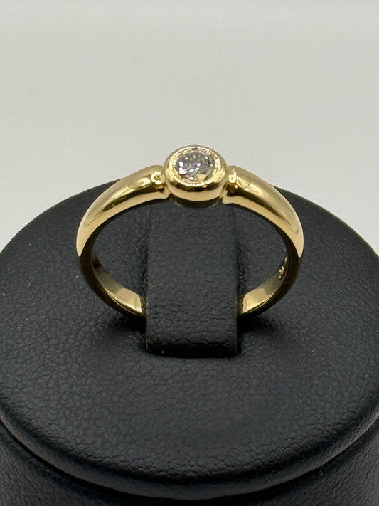Bague solitaire or jaune serti clos diamant 0,21 cts