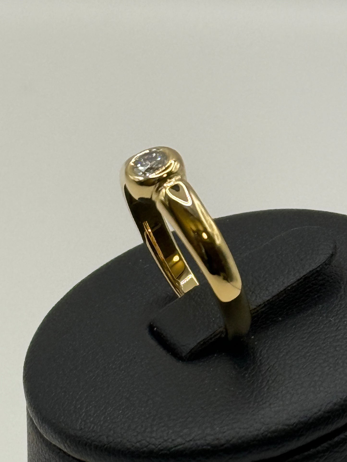 Bague solitaire or jaune serti clos diamant 0,21 cts