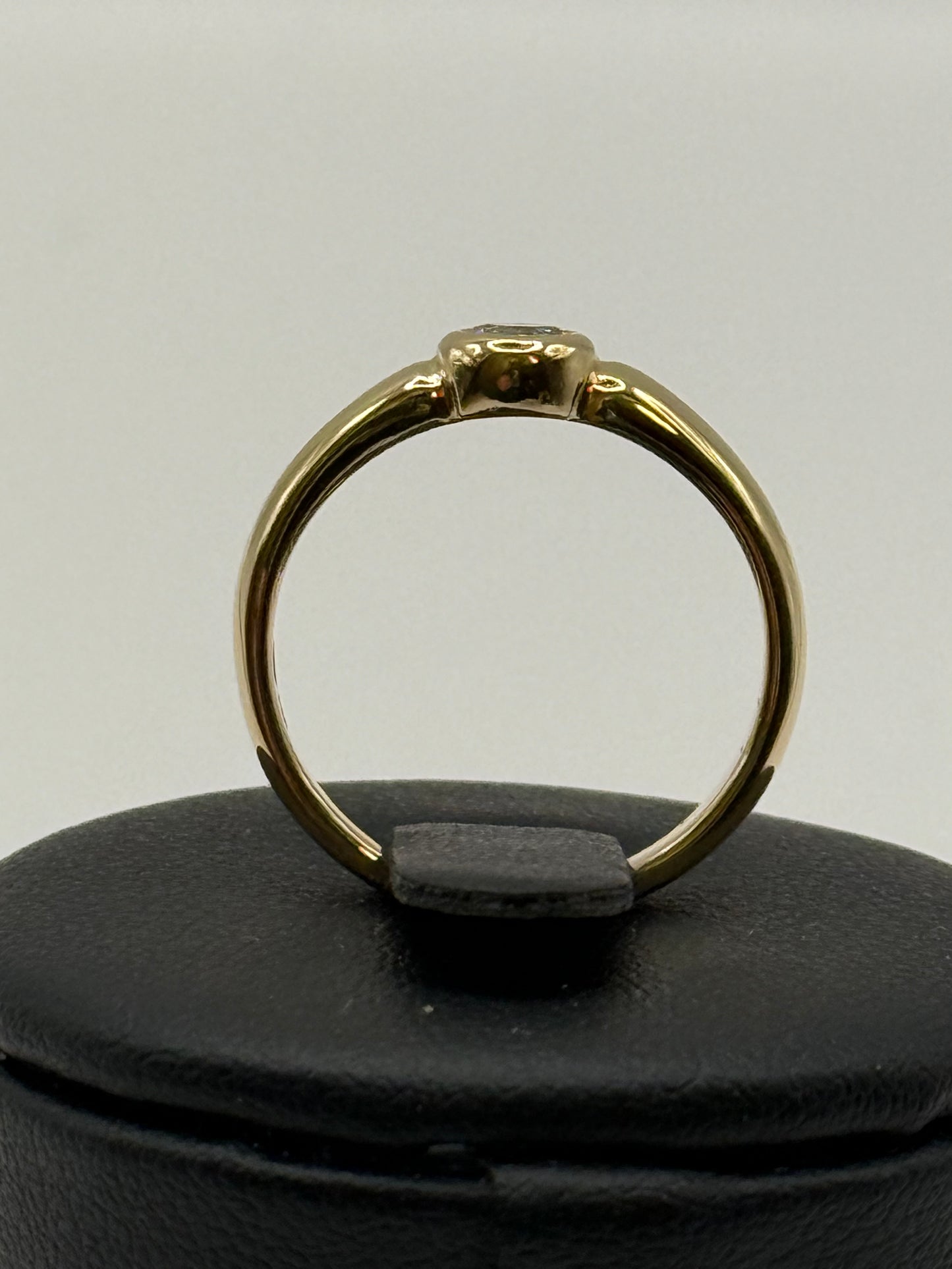 Bague solitaire or jaune serti clos diamant 0,21 cts