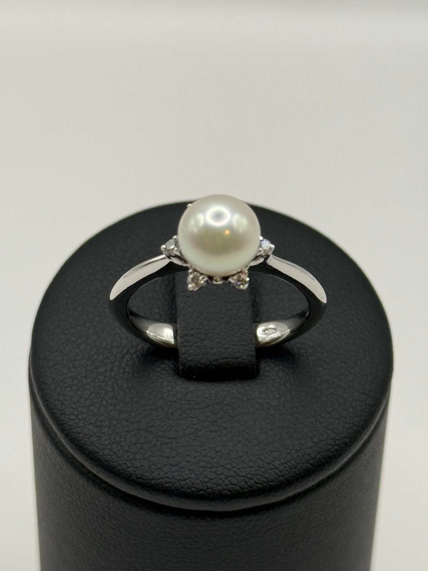 Bague en or blanc 18 carats, perle et brillants – Taille 59