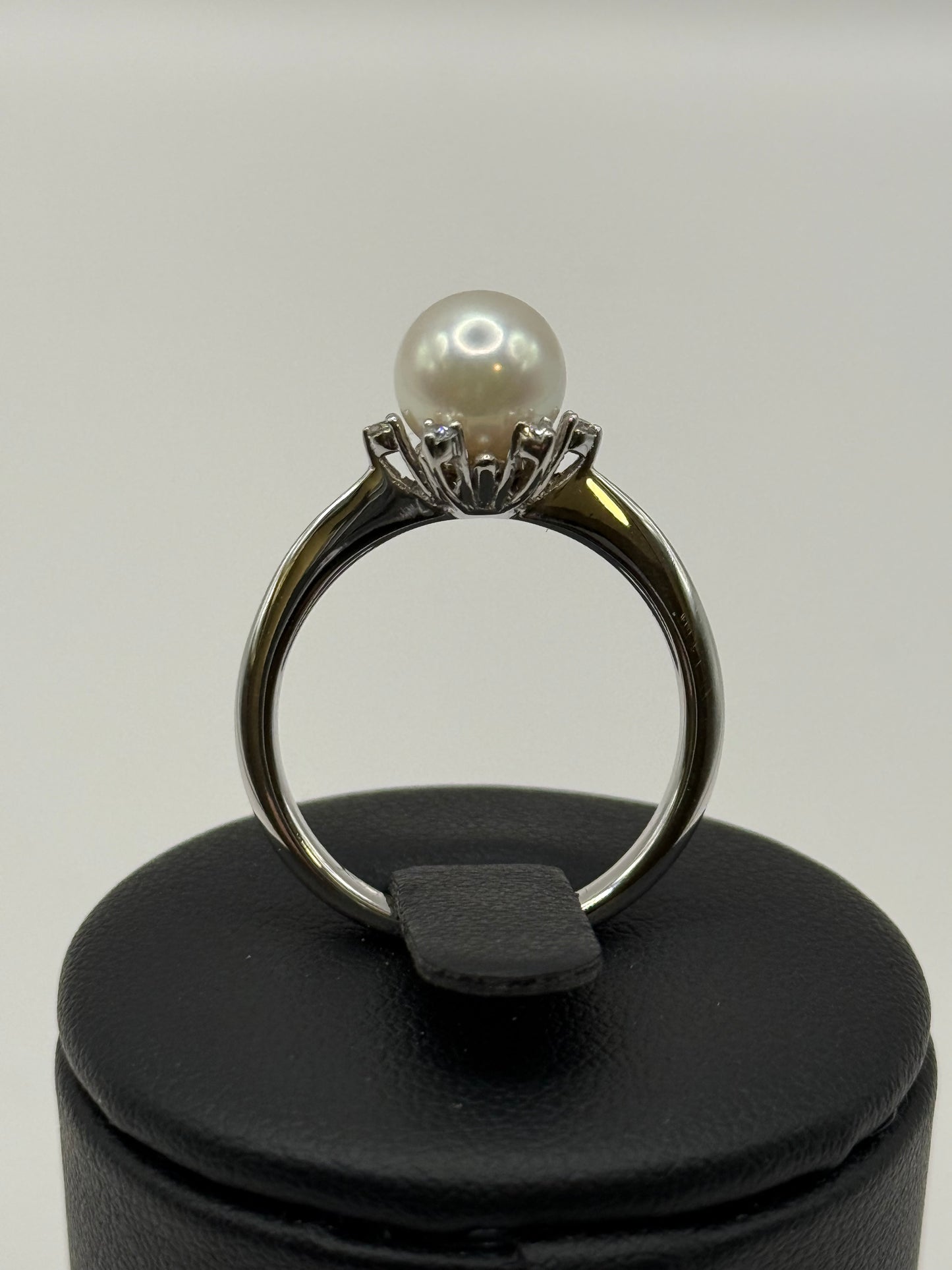 Bague en or blanc 18 carats, perle et brillants – Taille 59