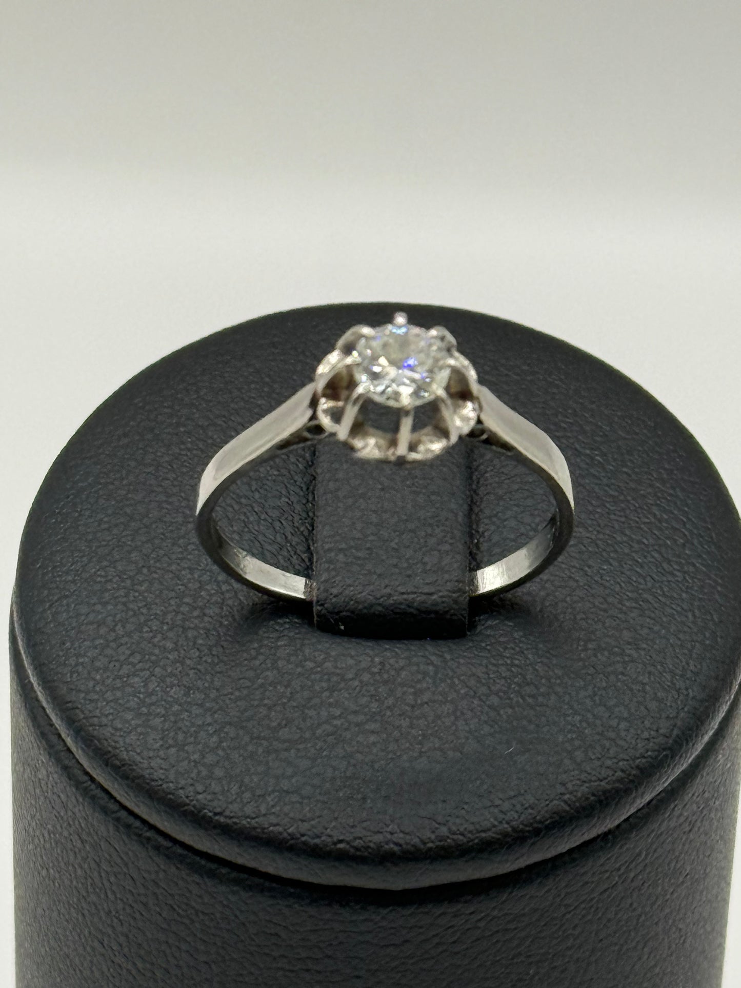 Bague solitaire en or blanc 750 et diamant 0,5 carat