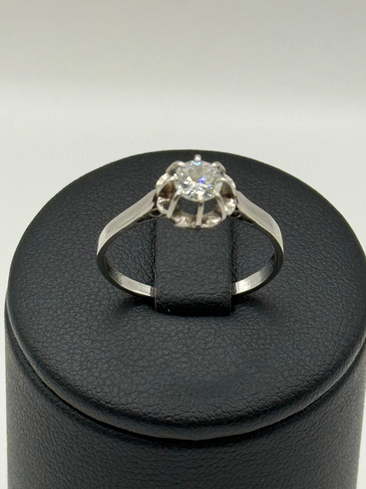 Bague solitaire en or blanc 750 et diamant 0,5 carat