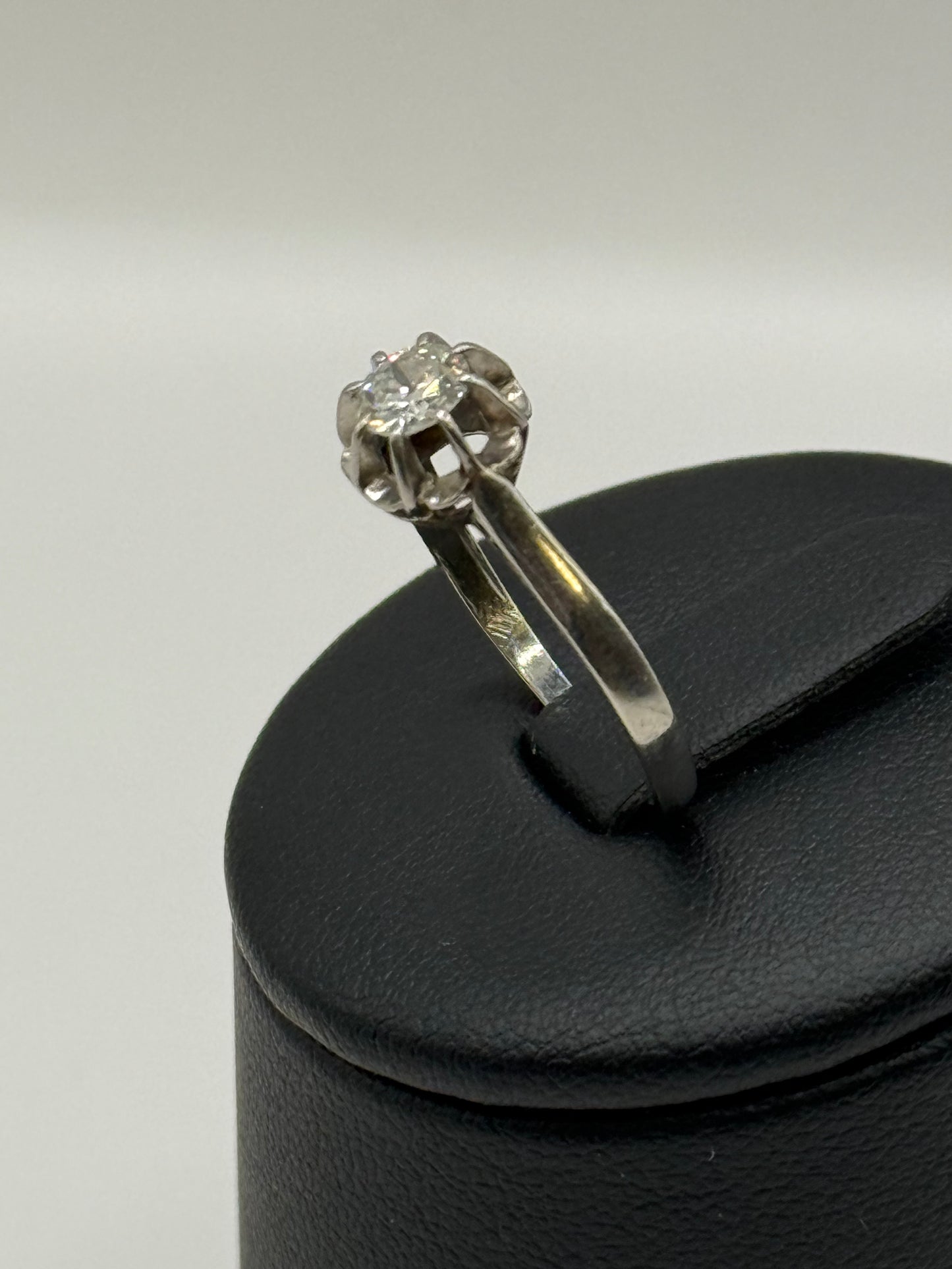 Bague solitaire en or blanc 750 et diamant 0,5 carat