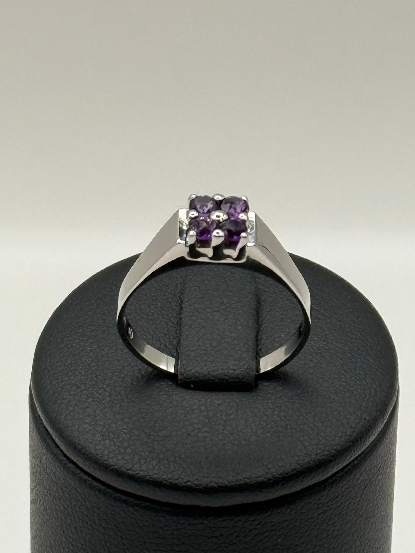 Bague en or blanc 18 carats sertie de 4 améthystes – taille 60