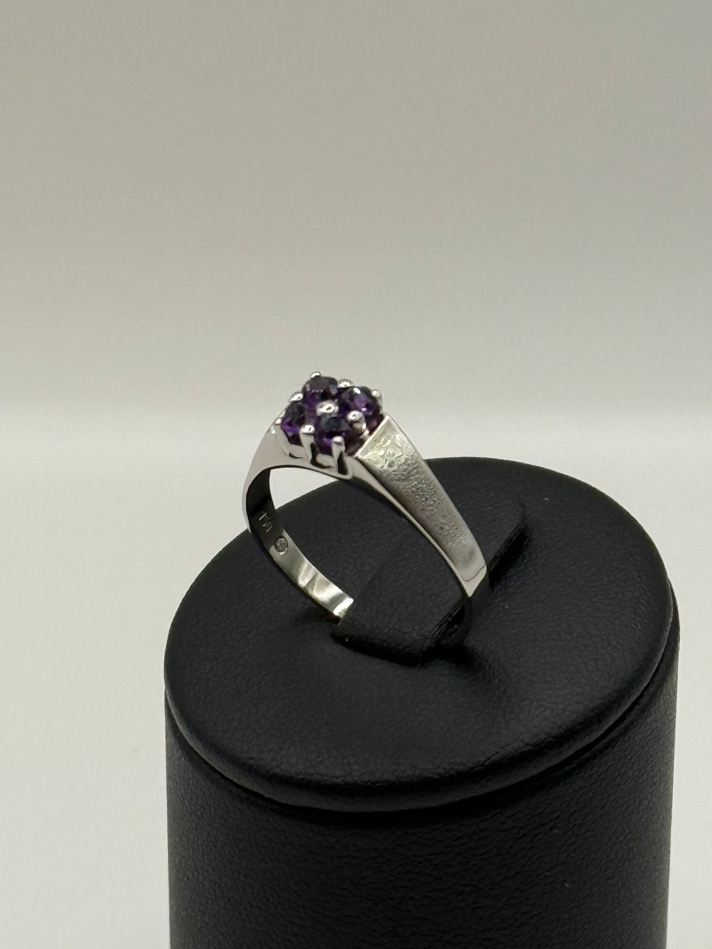 Bague en or blanc 18 carats sertie de 4 améthystes – taille 60