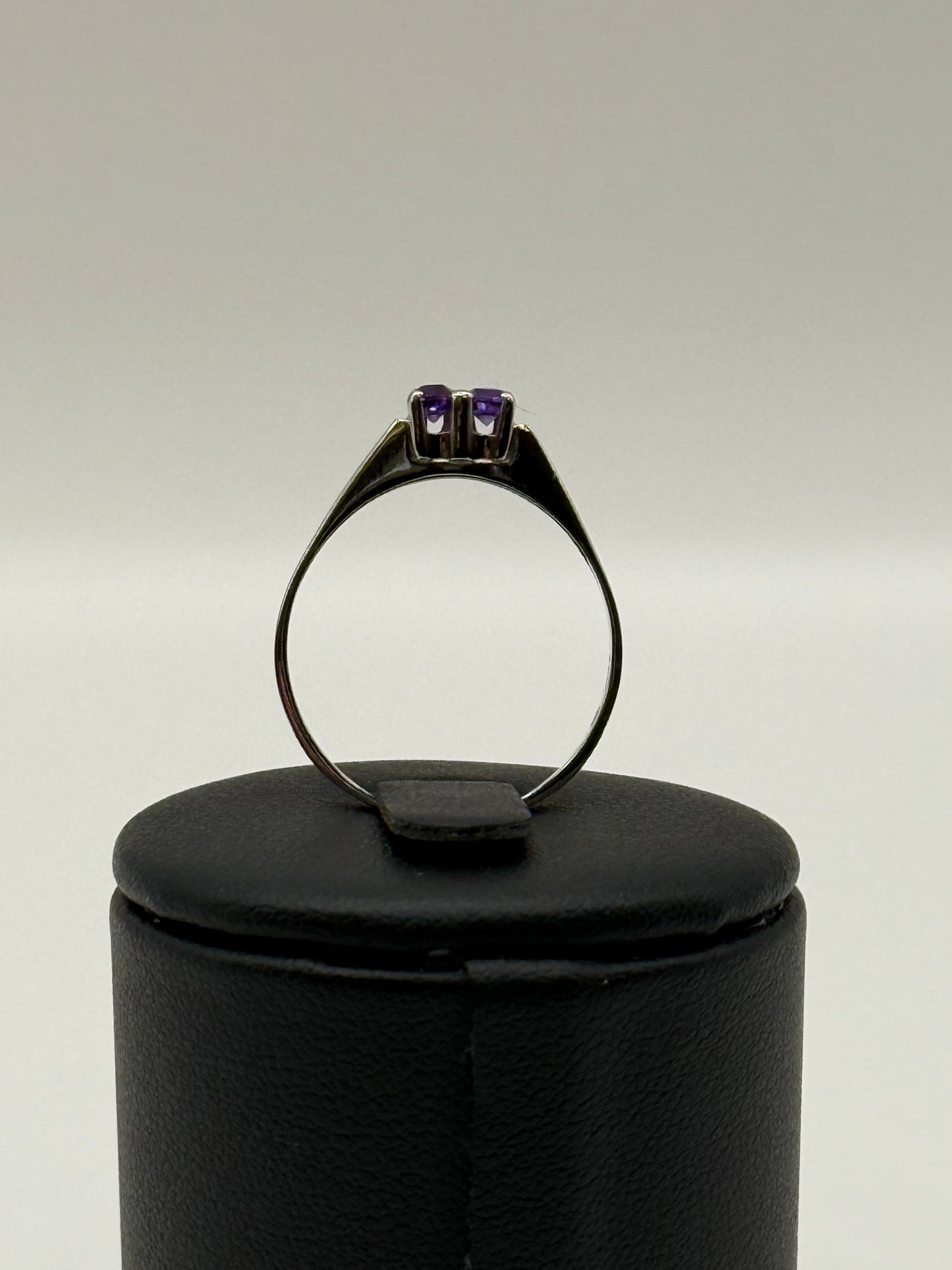 Bague en or blanc 18 carats sertie de 4 améthystes – taille 60