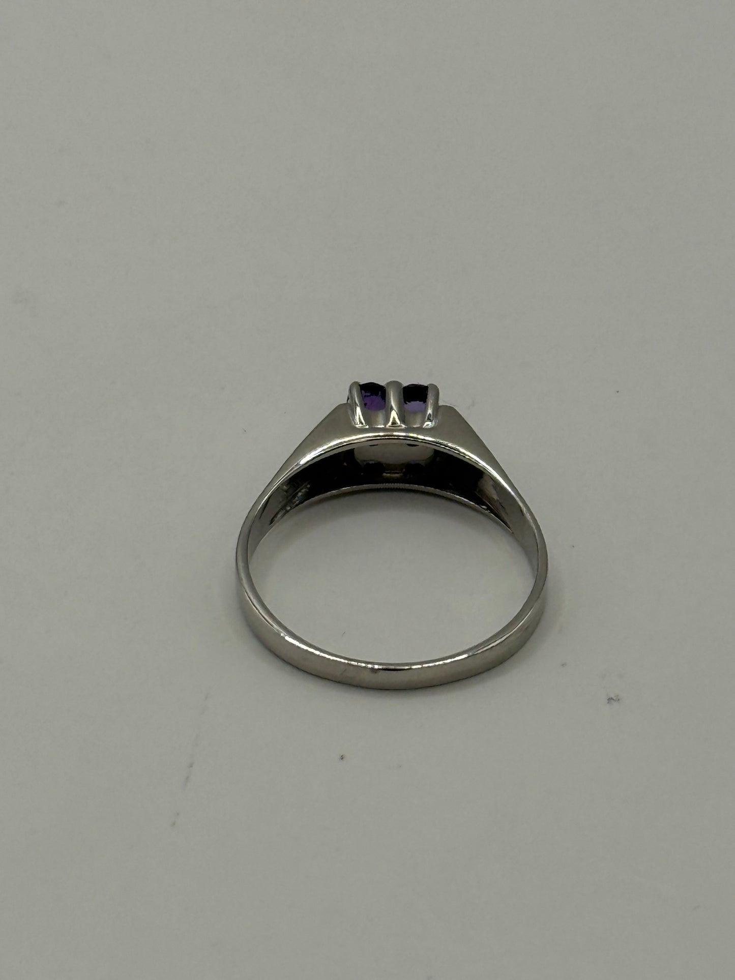 Bague en or blanc 18 carats sertie de 4 améthystes – taille 60