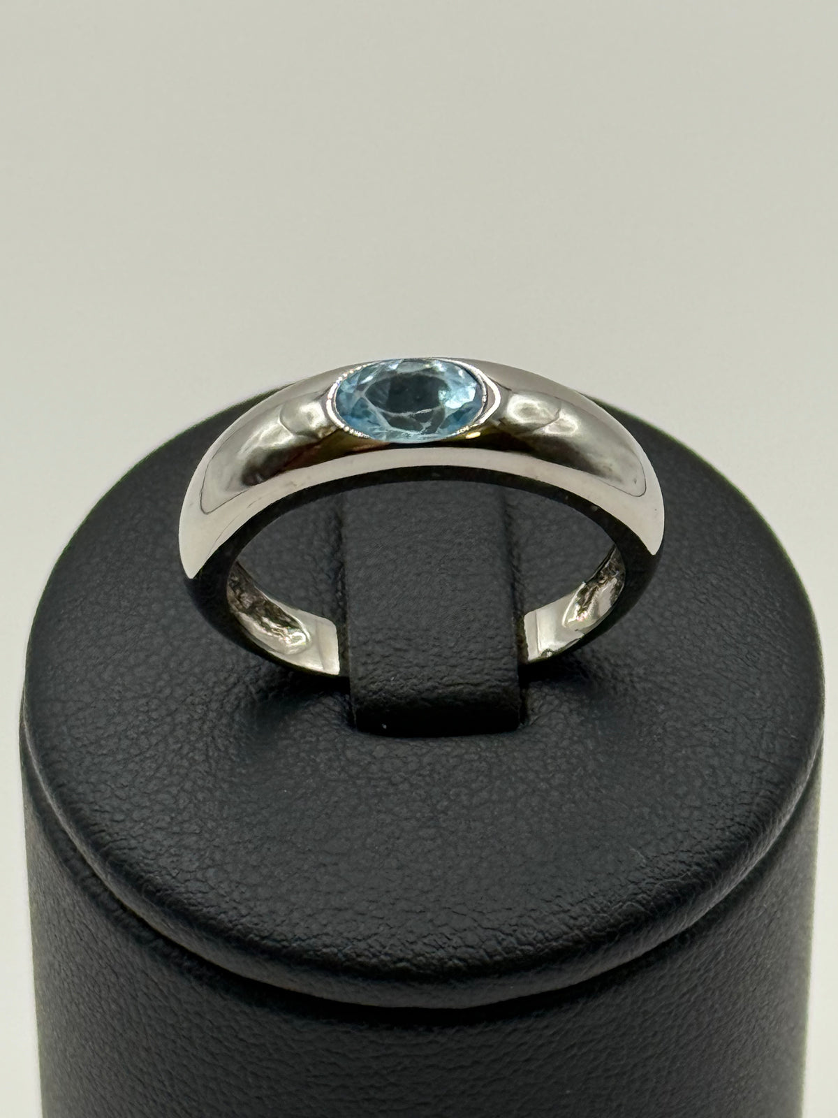 Bague en or blanc 18 carats sertie d’une topaze bleue – Taille 60 bijou de luxe