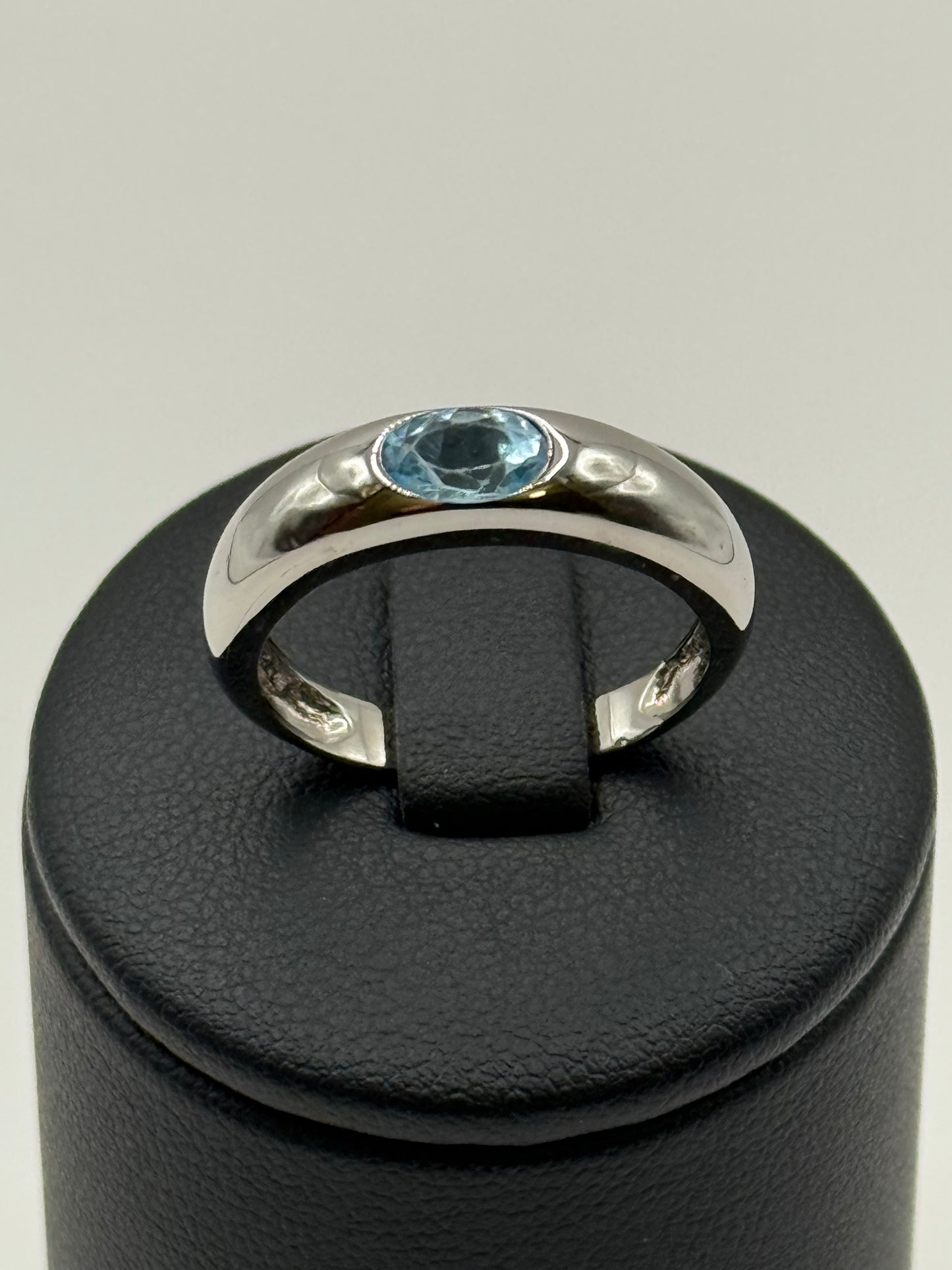 Bague en or blanc 18 carats sertie d’une topaze bleue – Taille 60