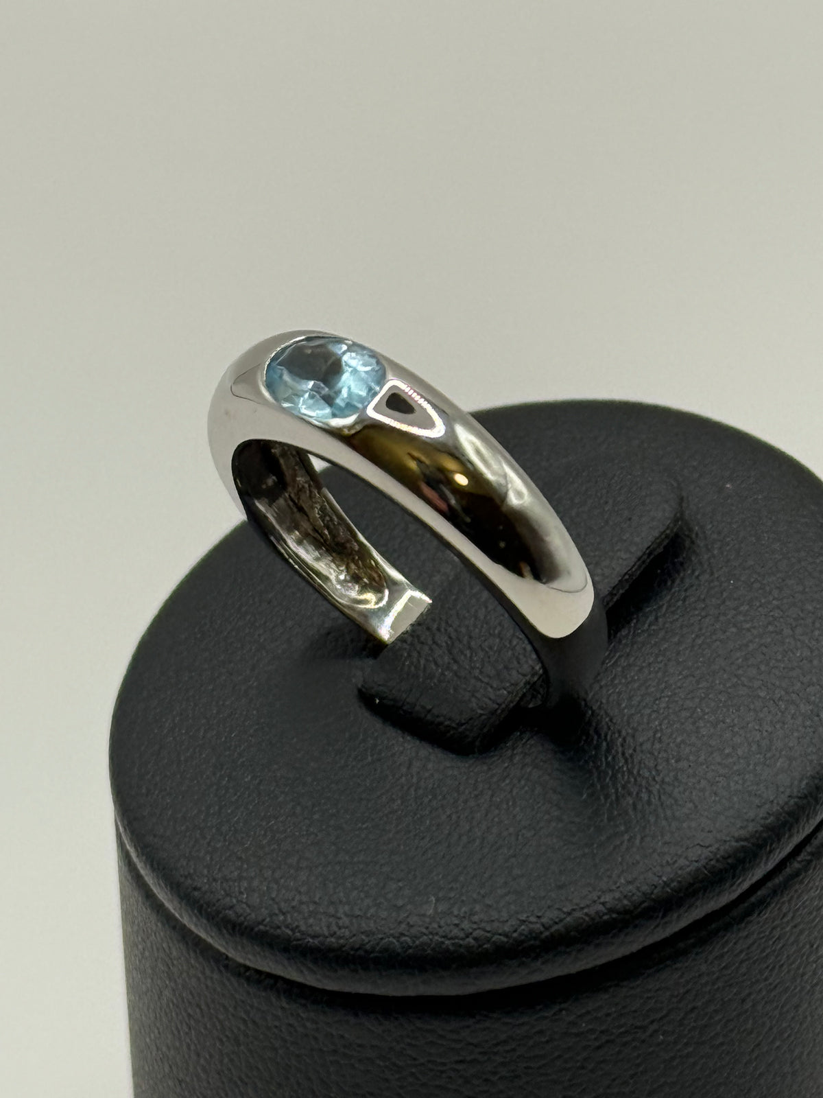Bague en or blanc 18 carats sertie d’une topaze bleue – Taille 60 bijou de luxe vue 2