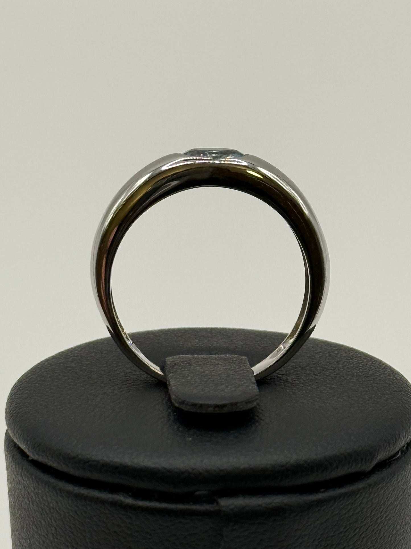 Bague en or blanc 18 carats sertie d’une topaze bleue – Taille 60