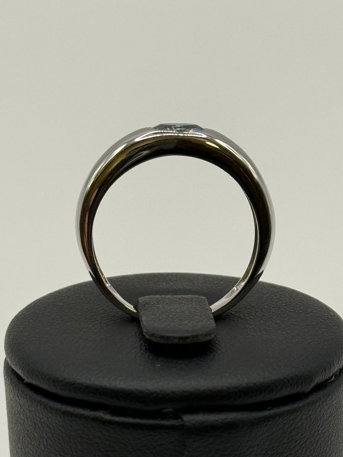 Bague en or blanc 18 carats sertie d’une topaze bleue – Taille 60 bijou de luxe vue 3