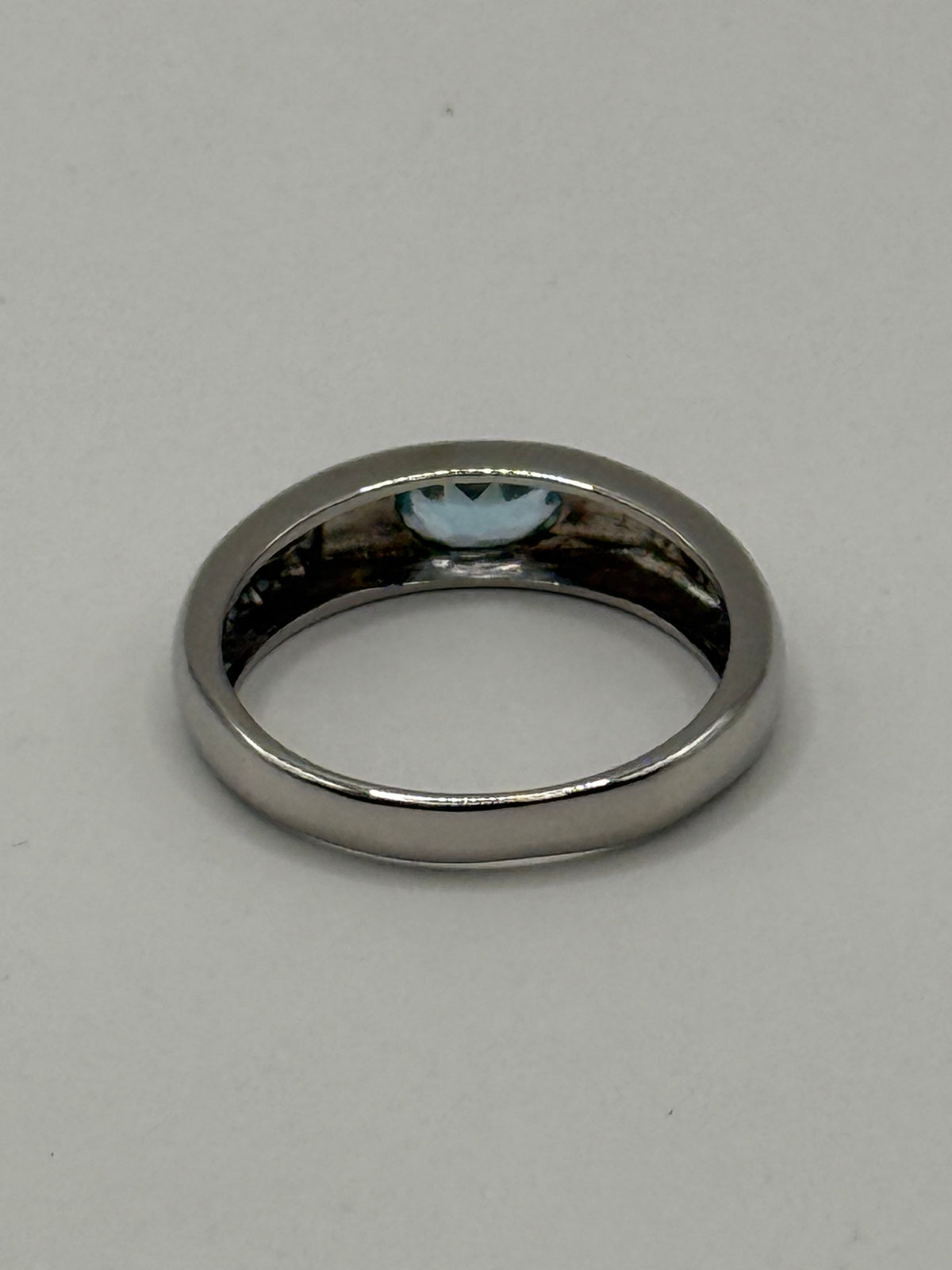 Bague en or blanc 18 carats sertie d’une topaze bleue – Taille 60 bijou de luxe vue 4