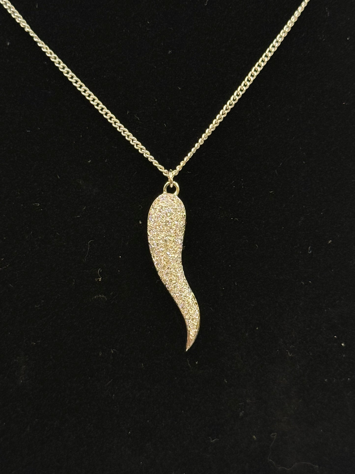 Pendentif piment pavé de diamants en or blanc 18 carats