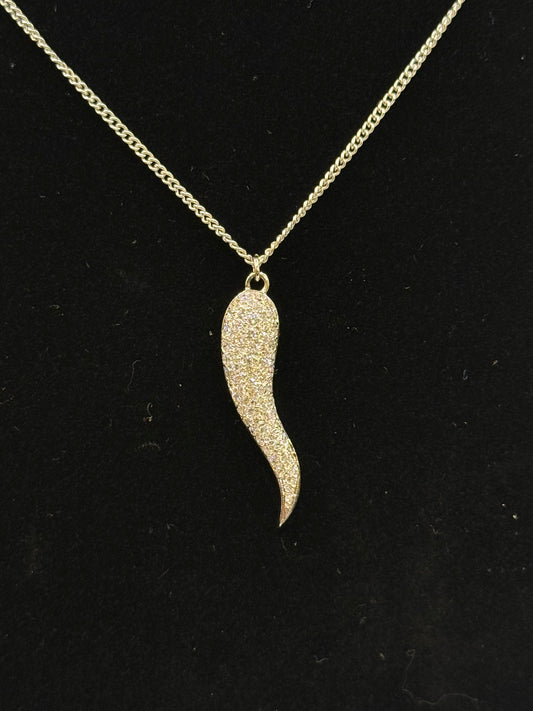 Pendentif piment pavé de diamants en or blanc 18 carats