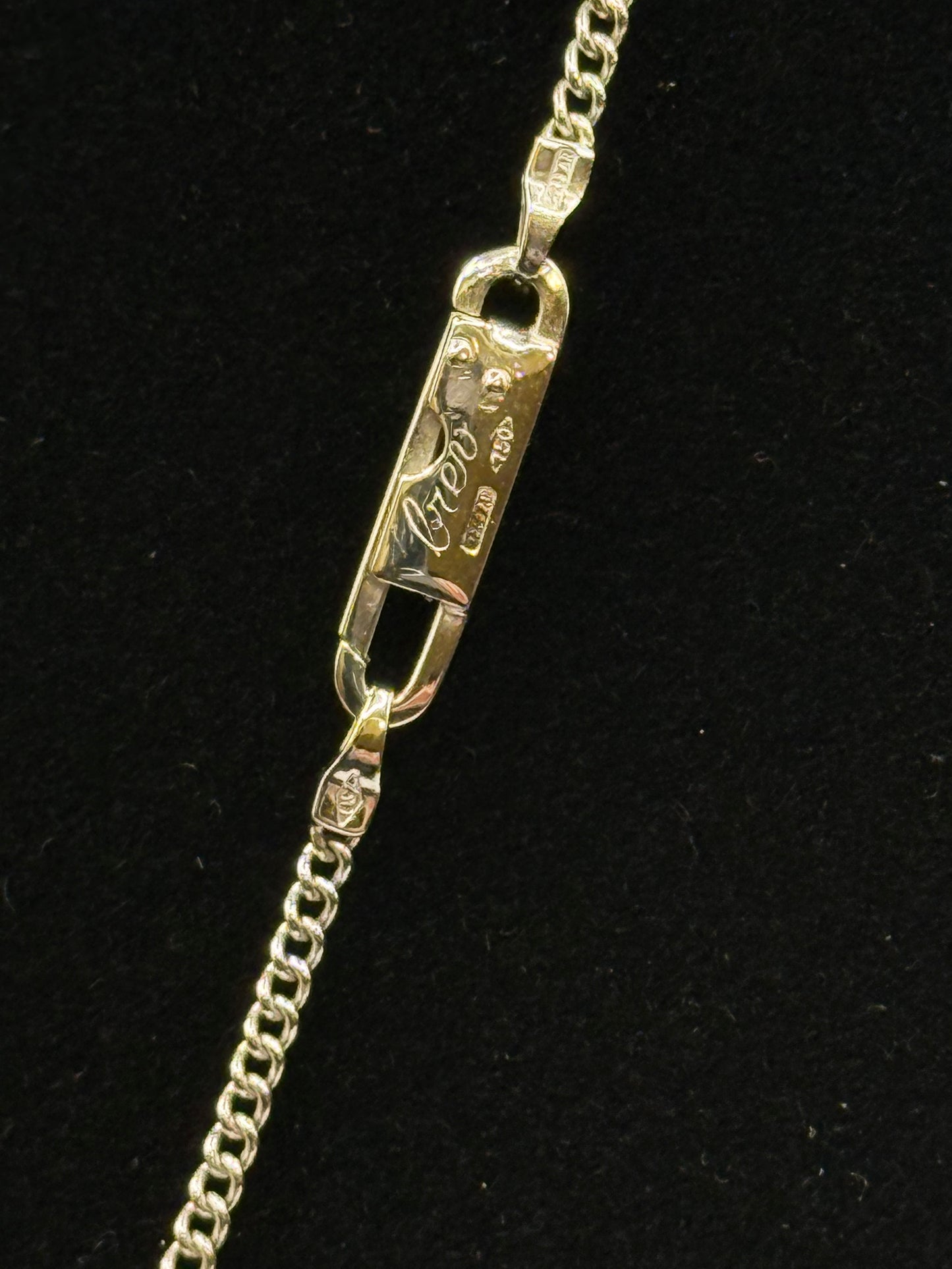 Pendentif piment pavé de diamants en or blanc 18 carats