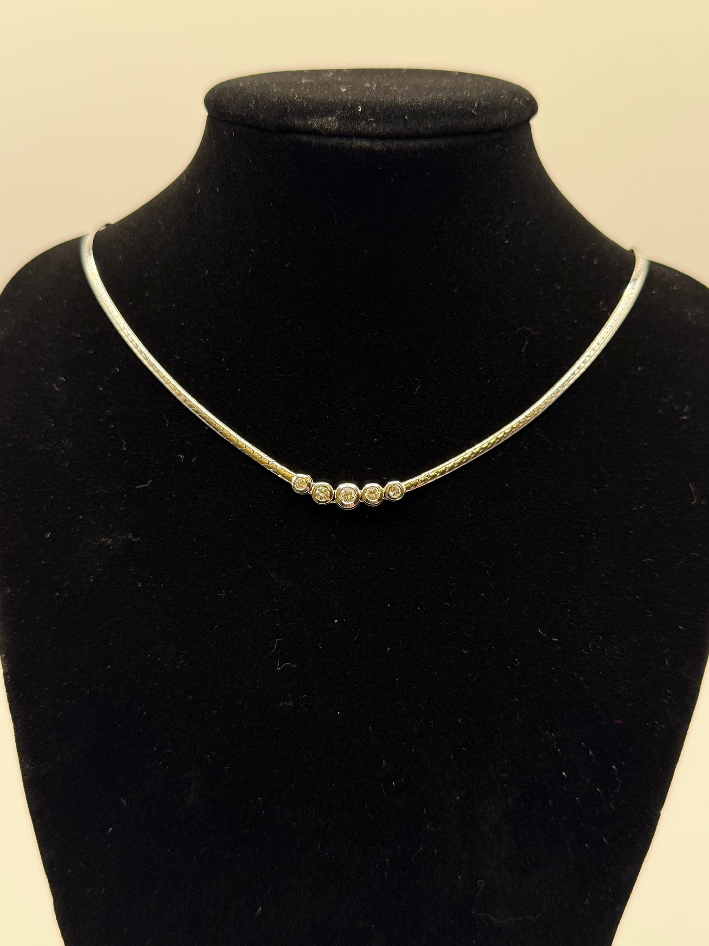 Collier serpent en or blanc 18 carats et diamants sertis clos