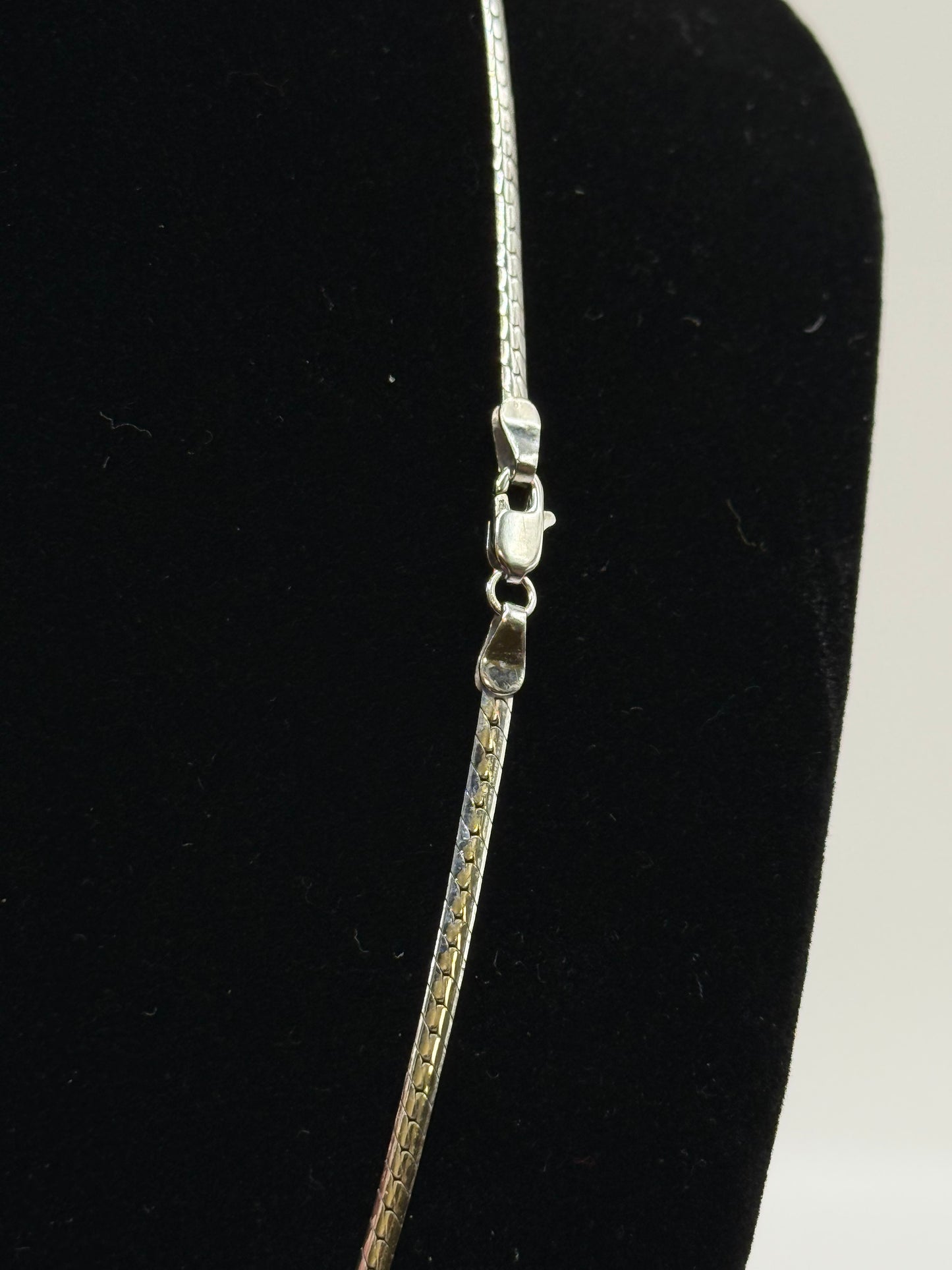 Collier serpent en or blanc 18 carats et diamants sertis clos