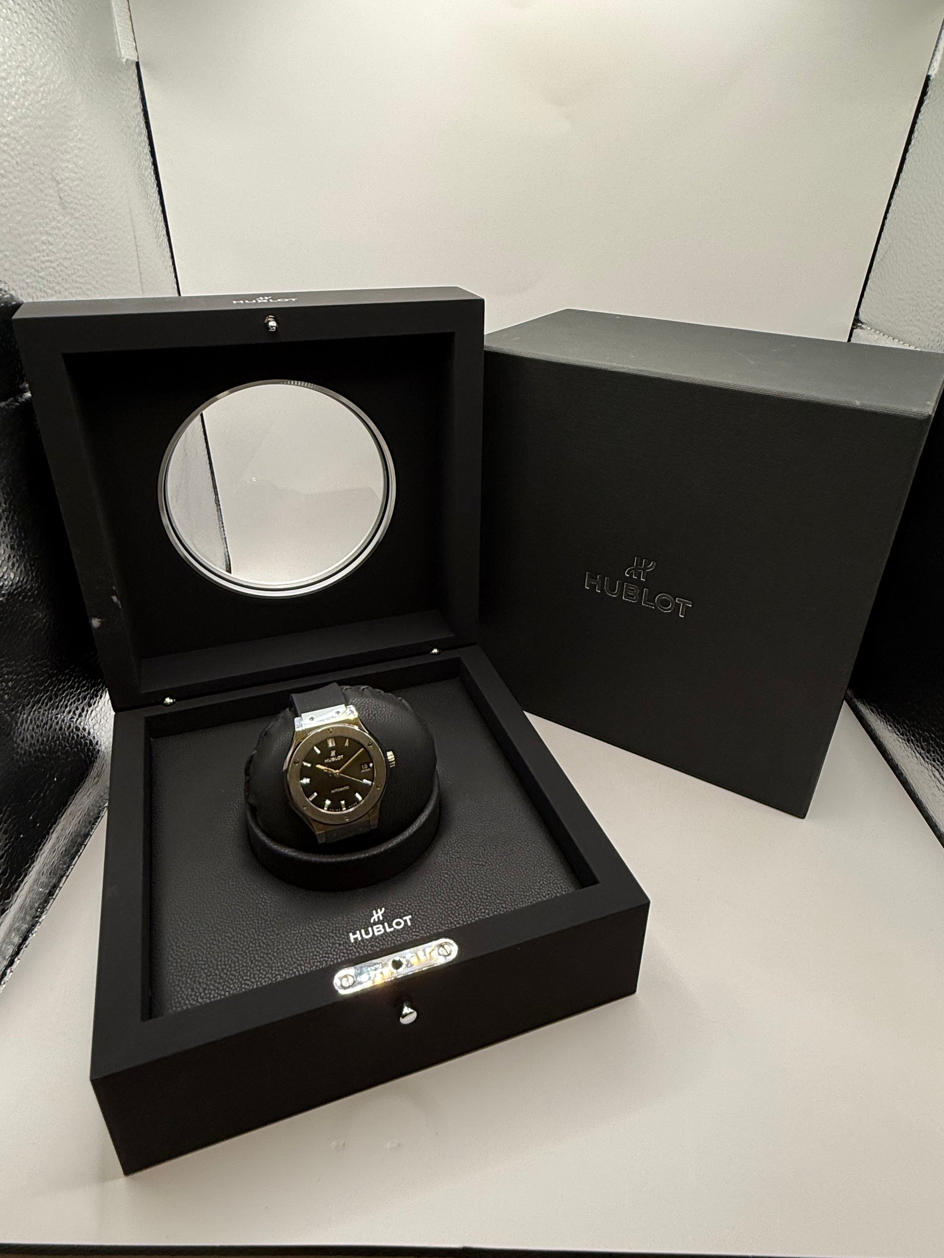 Hublot Classic Fusion Titanium 38mm montre de luxe vue 3