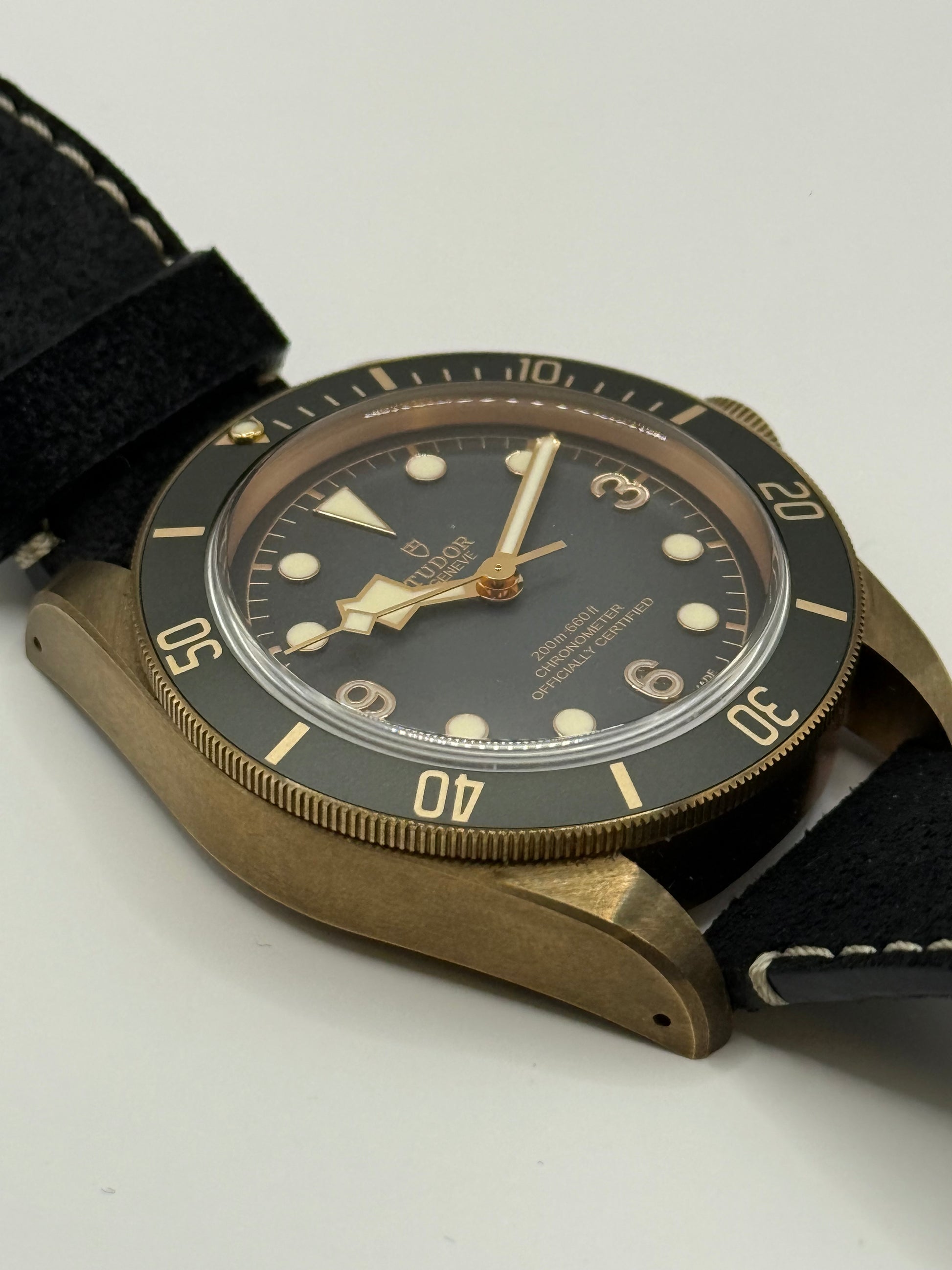 Tudor Black Bay Bronze 79250BA 2024 43mm montre de luxe vue 3